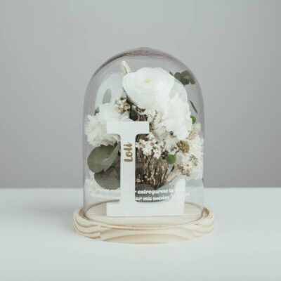 Cúpula con inicial y flor preservada