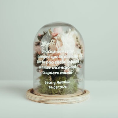 Cúpula pequeña con flor preservada y frase